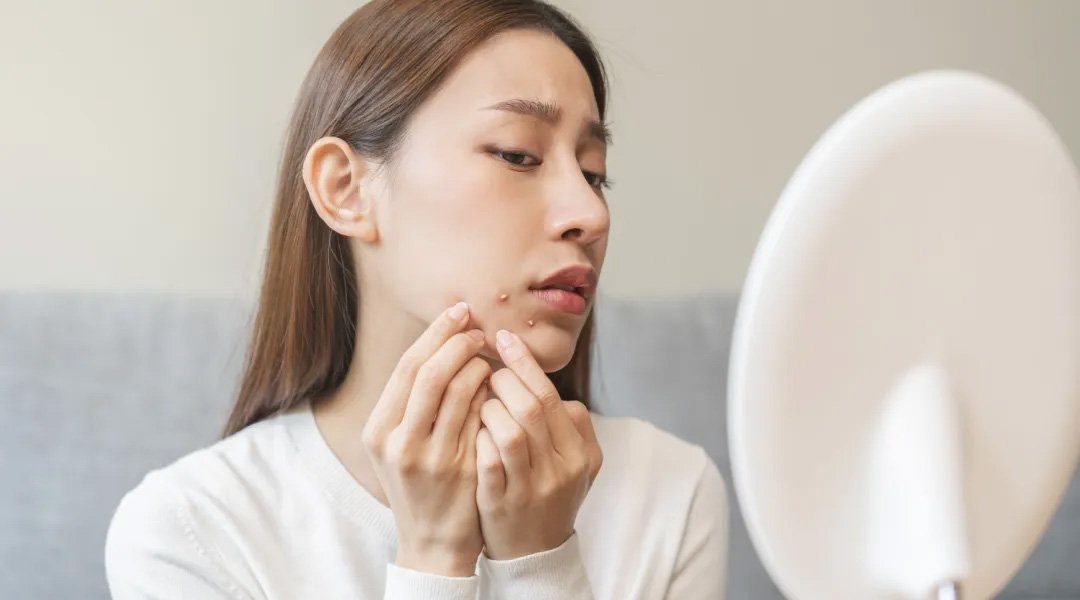 wanita menggunakan manfaat serum vitamin c