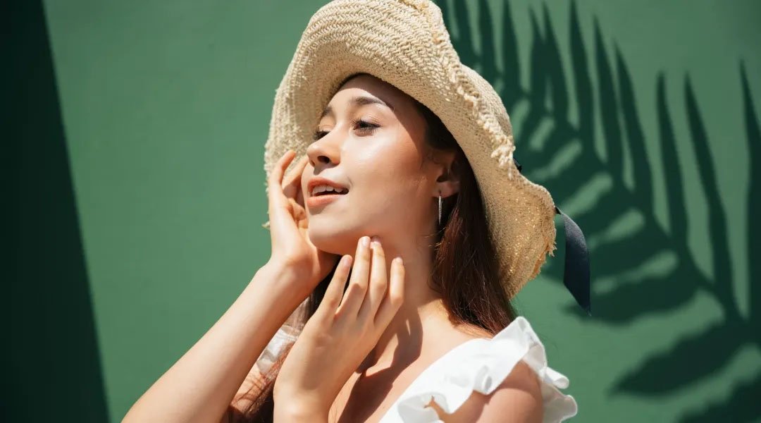 Seorang wanita mengoleskan serum vitamin C ke tangannya yang dipakai setiap hari.