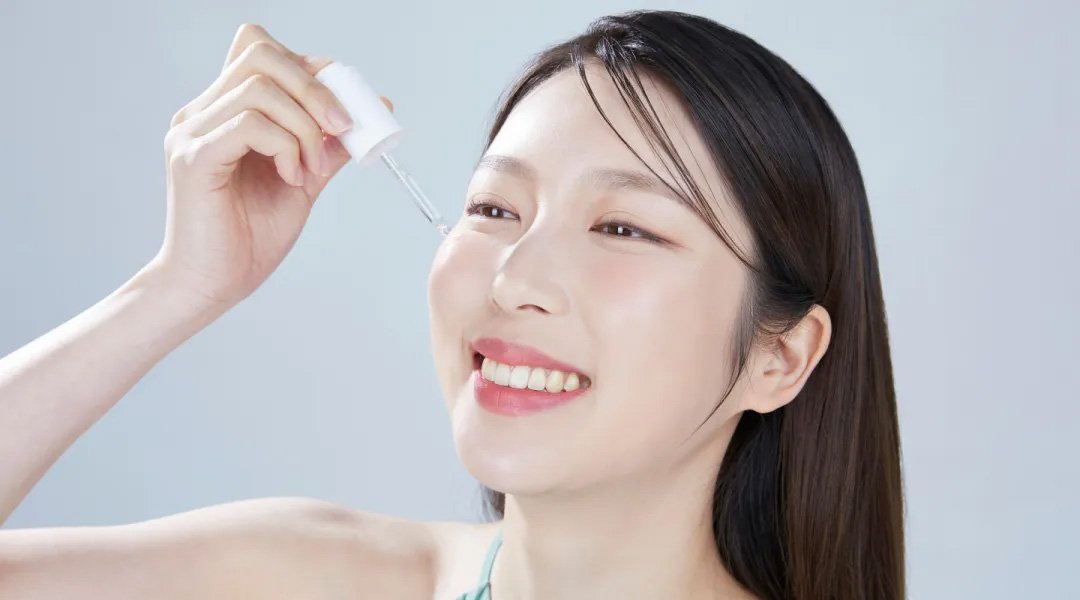 wanita menggunakan manfaat serum vitamin c