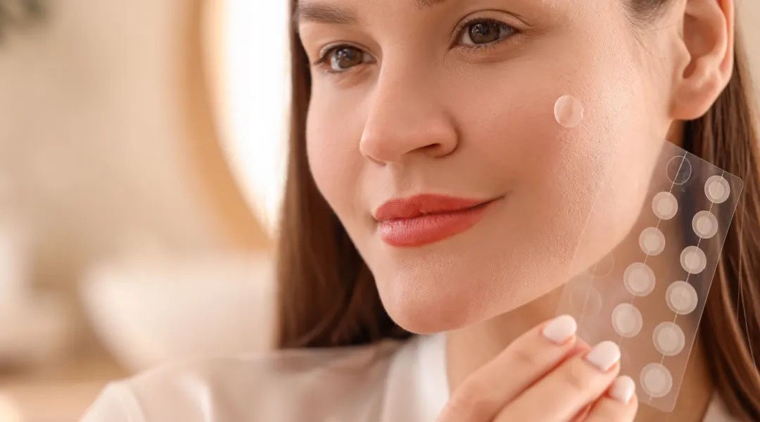 wanita menggunakan manfaat serum vitamin c