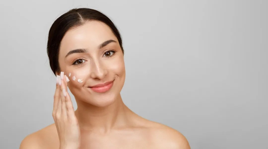 Apakah lebih penting moisturizer atau sunscreen?
