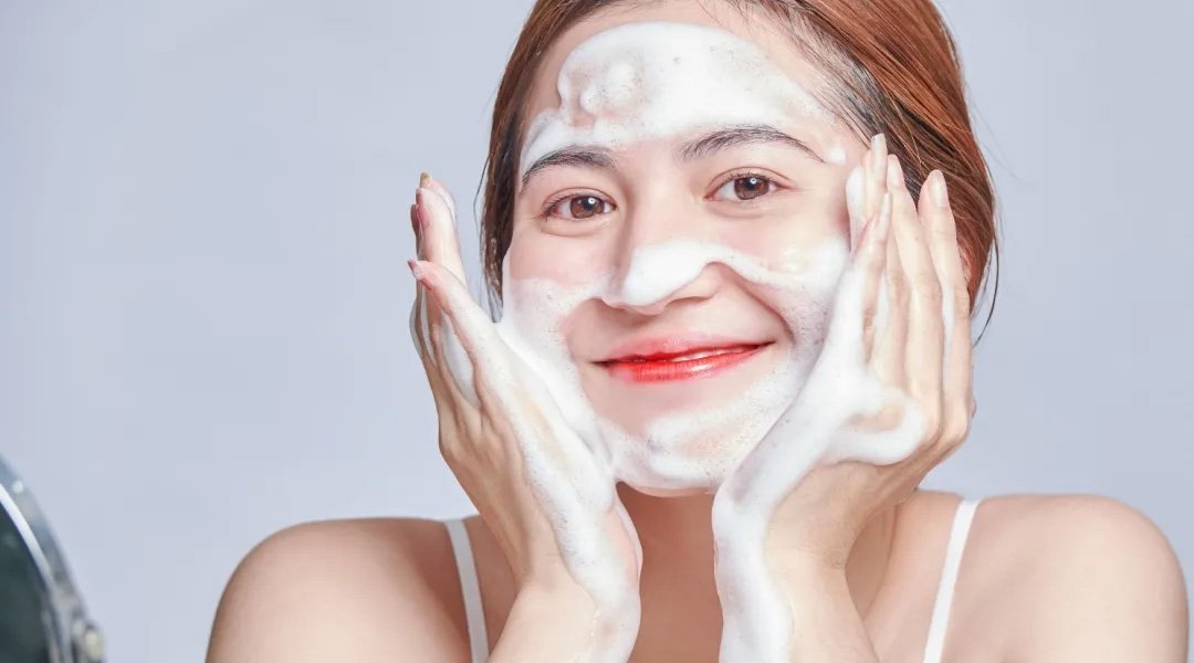 Seorang wanita mengoleskan serum vitamin C ke tangannya yang dipakai setiap hari.