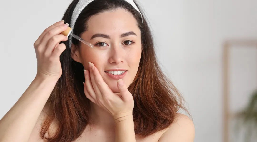 seorang wanita menggunakan serum untuk kulit berminyak dan kusam