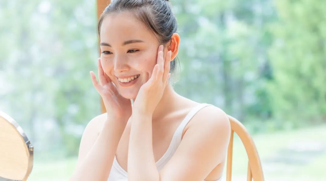 wanita menggunakan skincare untuk kulit kusam