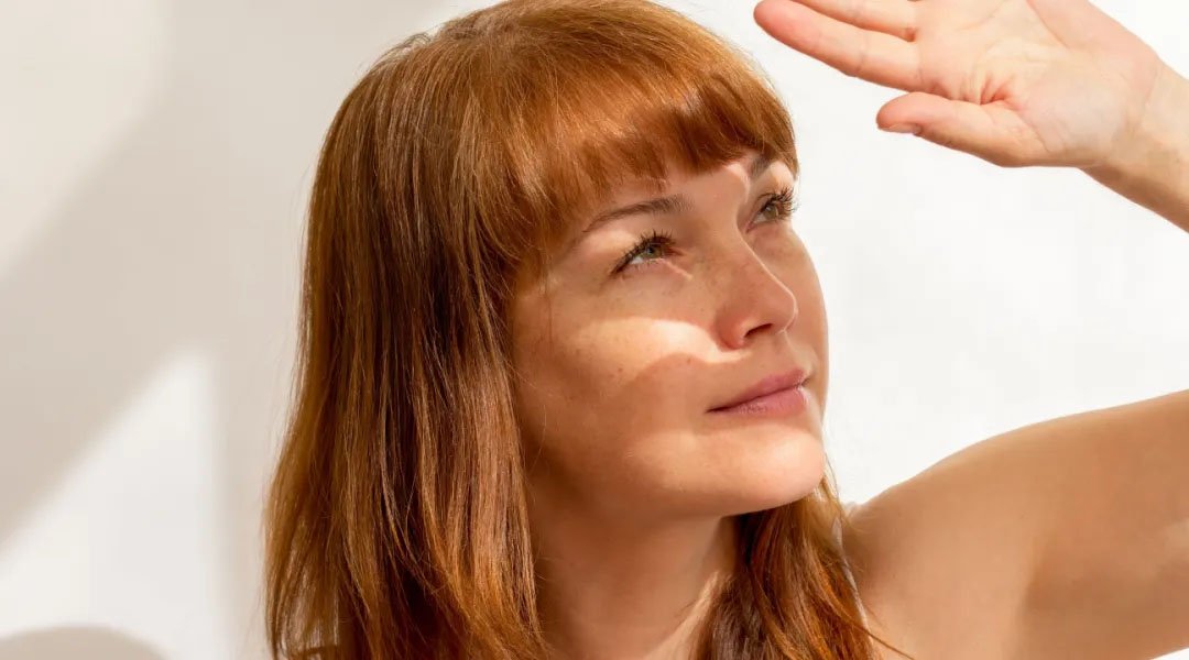 wanita menggunakan sunscreen untuk flek hitam