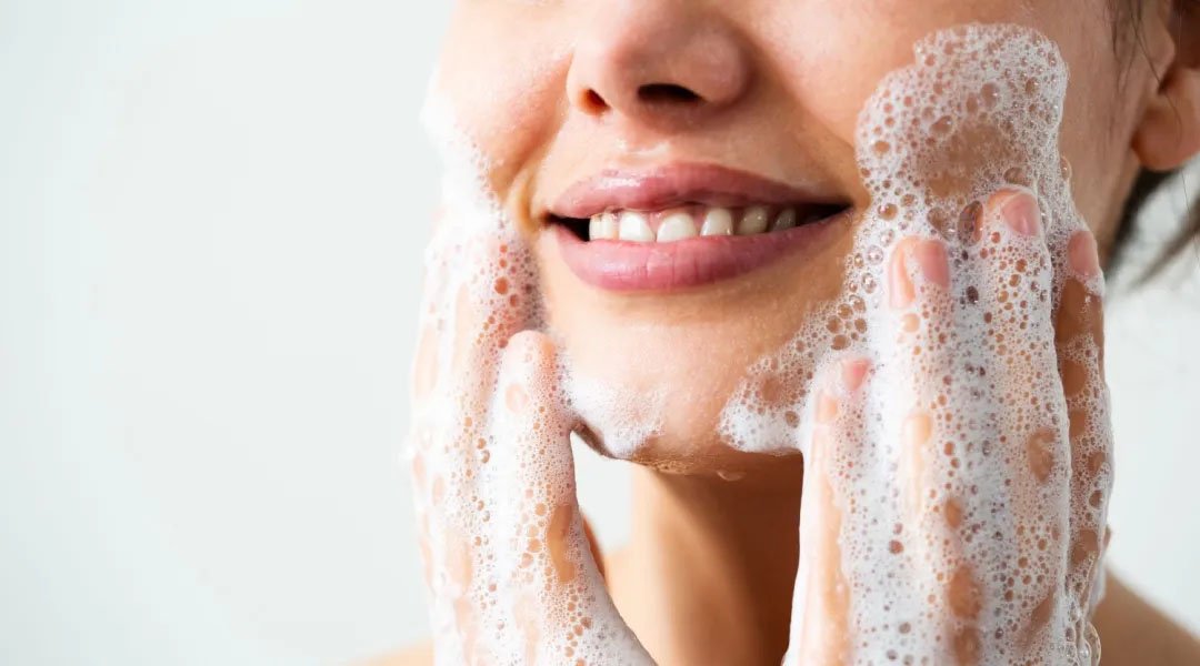 wanita menggunakan sunscreen untuk flek hitam