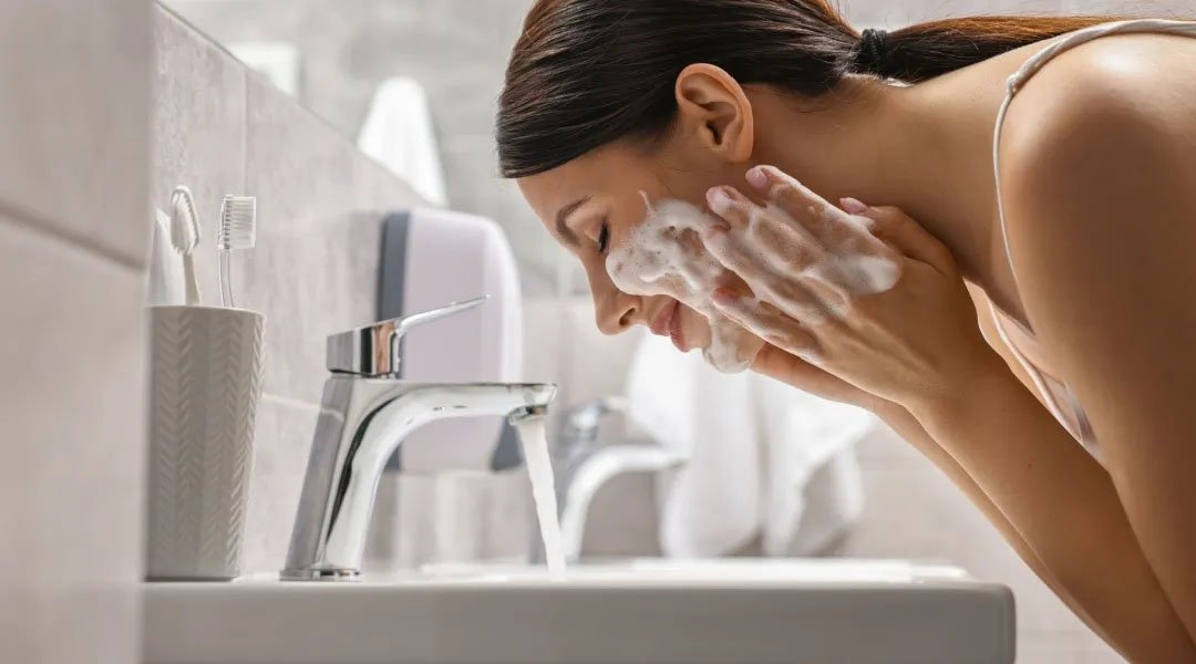 wanita menggunakan sunscreen untuk flek hitam